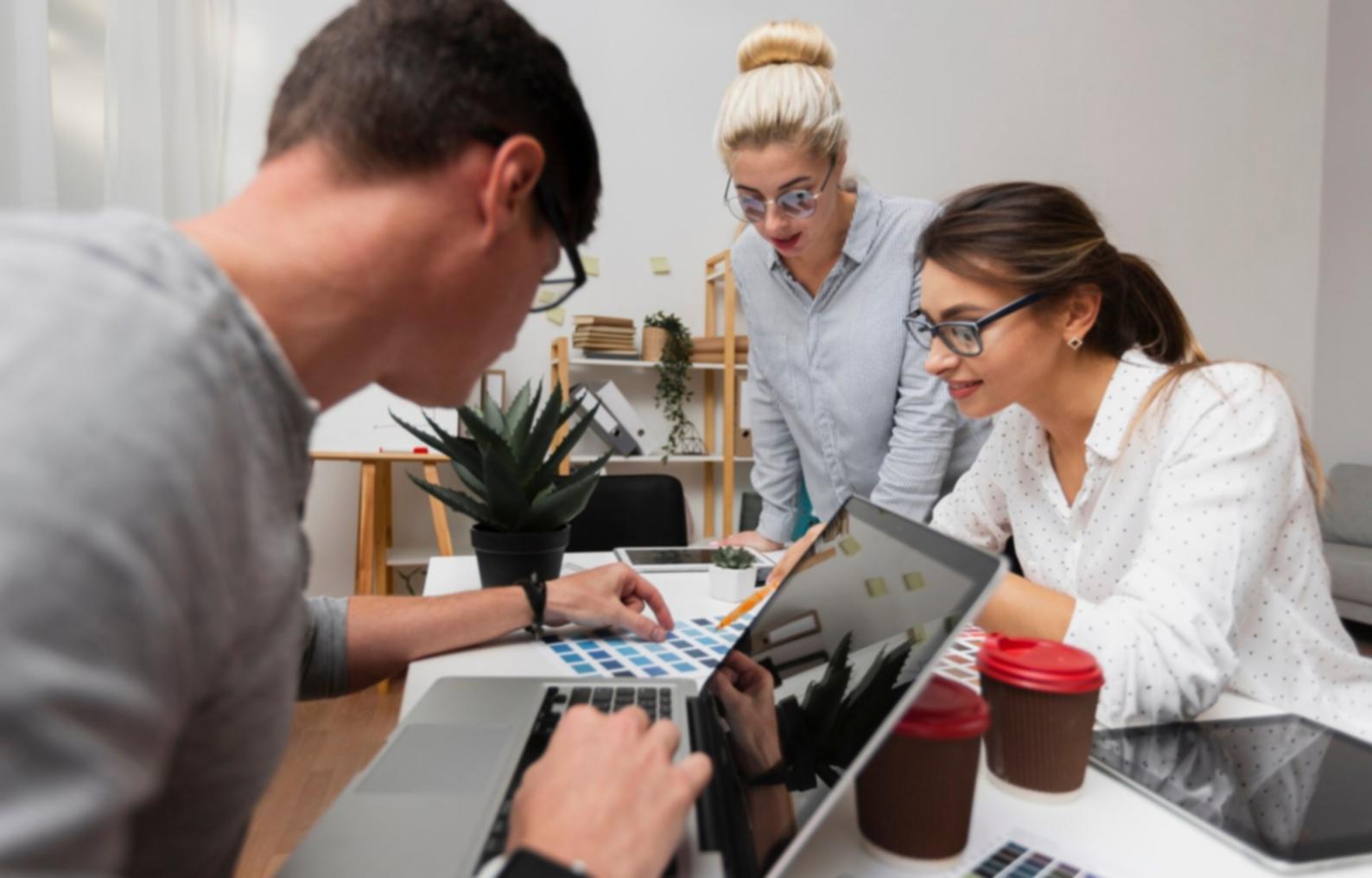 Interface d'analyse financière montrant des graphiques et tableaux de données concurrentielles