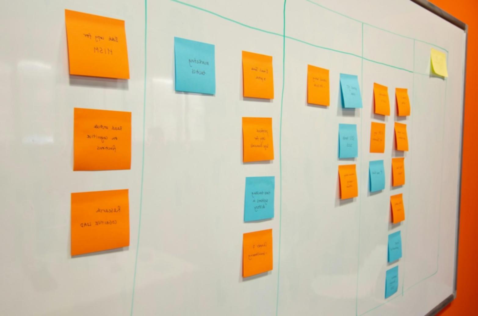 Étudiants travaillant sur des analyses financières avec des graphiques et des données à l'écran