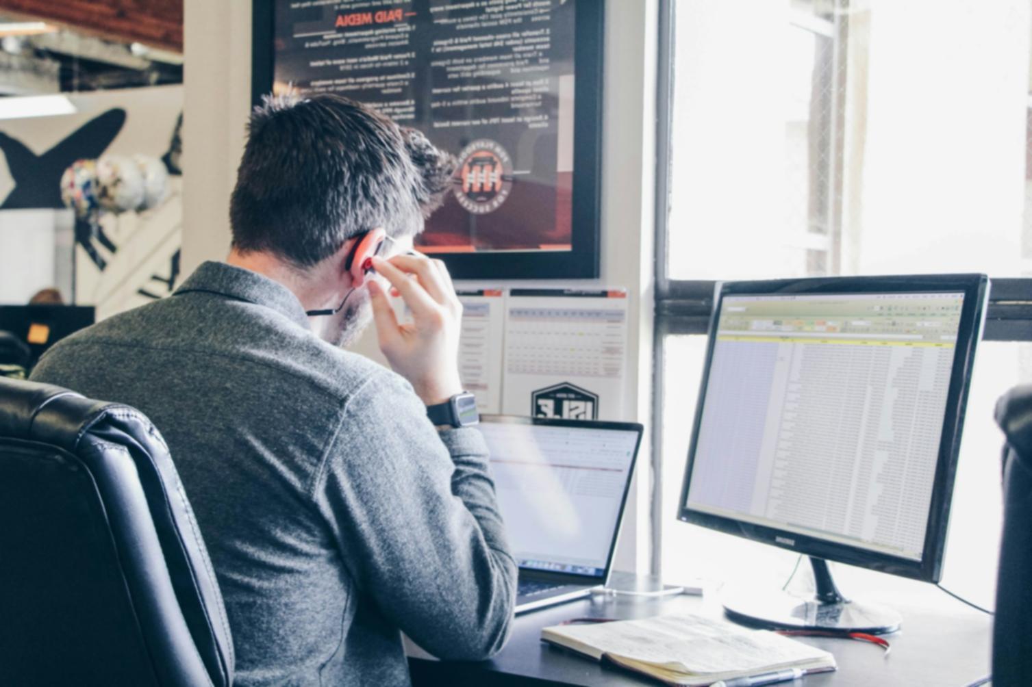 Écran d'ordinateur affichant des analyses de marché et des comparatifs financiers