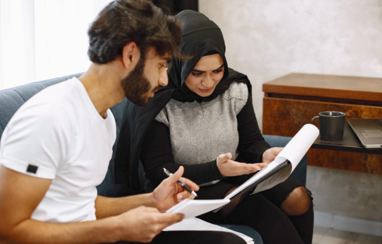 Salle de formation moderne avec participants travaillant sur des analyses financières