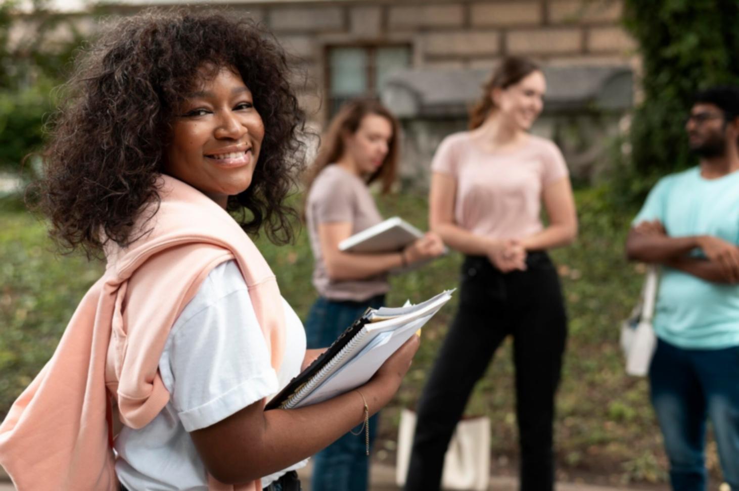 Équipe d'analystes tenquorista travaillant sur une étude de marché approfondie